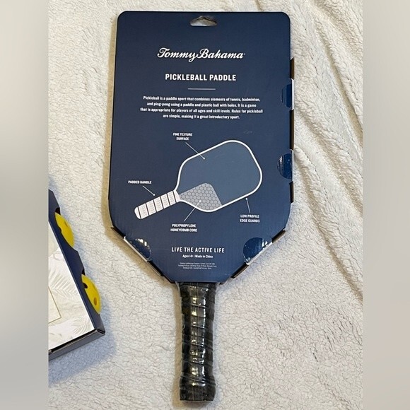 Tommy Bahama Pickle Ball Starter Set NIP 2 Paddles 12 Balls Bonus Keychain NWT - Picture 9 of 11